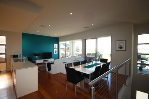 LJ Hooker Goolwa Holiday Rentals - 42 Underwood Avenue, Goolwa Beach - Accommodation Main Beach 2