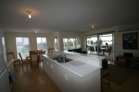 LJ Hooker Goolwa Holiday Rentals - 42 Underwood Avenue, Goolwa Beach - Accommodation Main Beach 5