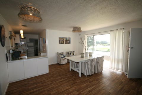 LJ Hooker Goolwa Holiday Rentals - 42 Underwood Avenue, Goolwa Beach - Accommodation Main Beach 8
