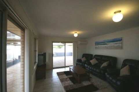 LJ Hooker Goolwa Holiday Rentals - 42 Underwood Avenue, Goolwa Beach - Accommodation Main Beach 22