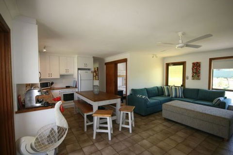 LJ Hooker Goolwa Holiday Rentals - 15 Eaton Avenue, Goolwa Beach - Accommodation Main Beach 2