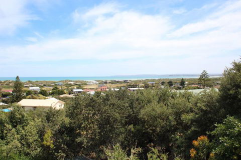 LJ Hooker Goolwa Holiday Rentals - 39 Bradford Road, Goolwa Beach - Accommodation Main Beach 2