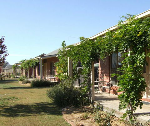 Overflow Cottages - Accommodation Main Beach 0