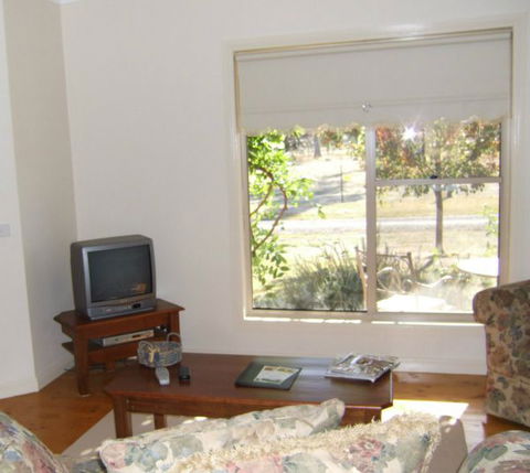 Overflow Cottages - Accommodation Main Beach 1