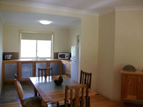 Overflow Cottages - Accommodation Main Beach 2