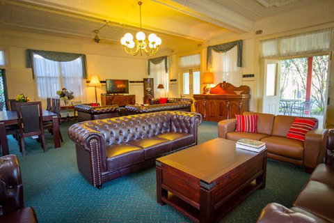 Abernethy House - Accommodation Main Beach 2