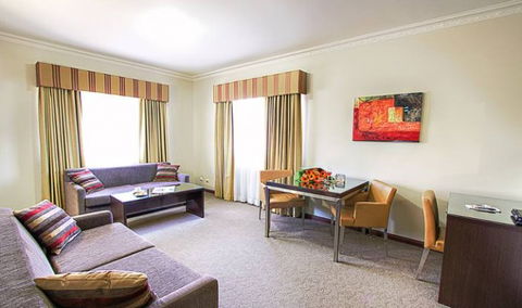 Governor Macquarie Motor Inn - Accommodation Main Beach 1