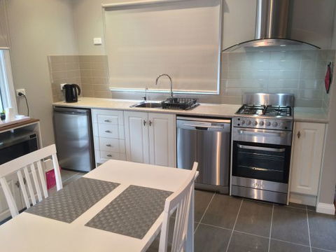 High Peaks Cottages - Accommodation Main Beach 2