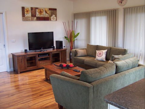 High Peaks Cottages - Accommodation Main Beach 5
