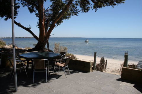 Undercurrent - Accommodation Main Beach 0