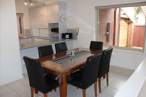 Adelaide Serviced Accommodation - Childers House - Accommodation Main Beach 2
