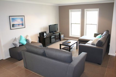 Adore 6 Villa - Accommodation Main Beach 3