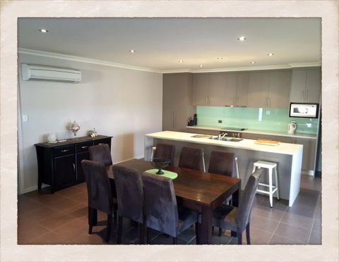 Adore 6 Villa - Accommodation Main Beach 4
