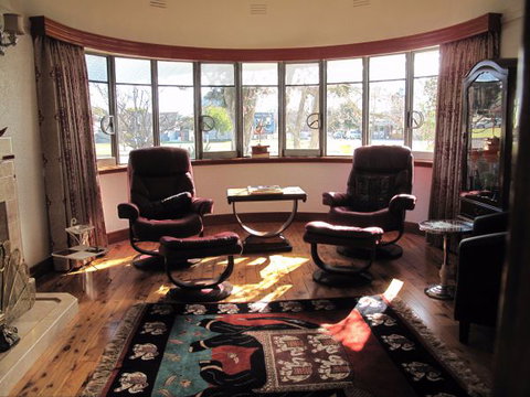 B&B Wodonga - Art Deco Accommodation - Accommodation Main Beach 5