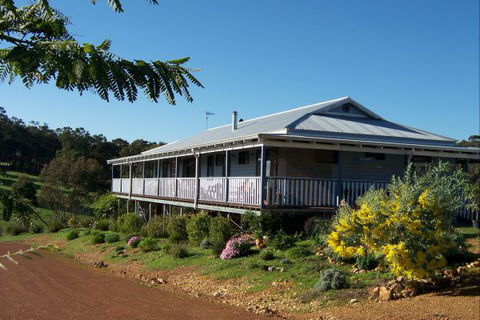 Blue House Bed And Breakfast - Accommodation Main Beach 0