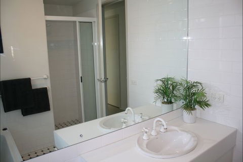 BTU Cottage Nowra Hill - Accommodation Main Beach 6