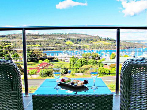 Cove Kettering - The - Accommodation Main Beach 3