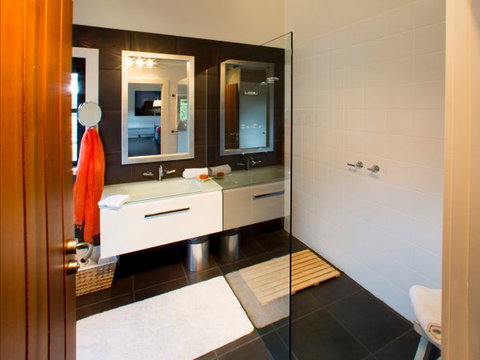 Frenchman's River - The Writer's House - Accommodation Main Beach 7