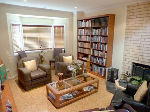 Grovely House Bed And Breakfast - Accommodation Main Beach 2