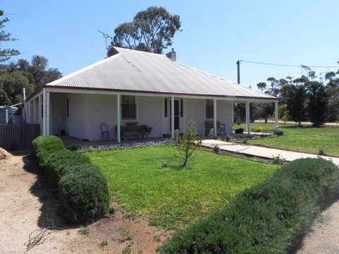 Great Grandpa Henry Retreat - Accommodation Main Beach 0