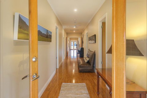 Jura House - Accommodation Main Beach 1
