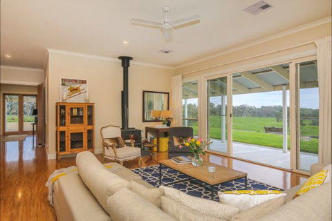 Jura House - Accommodation Main Beach 2