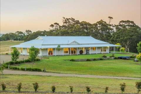 Jura House - Accommodation Main Beach 4