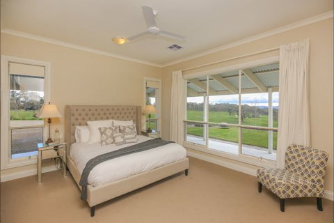 Jura House - Accommodation Main Beach 5
