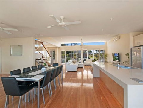 Limelight - Accommodation Main Beach 3
