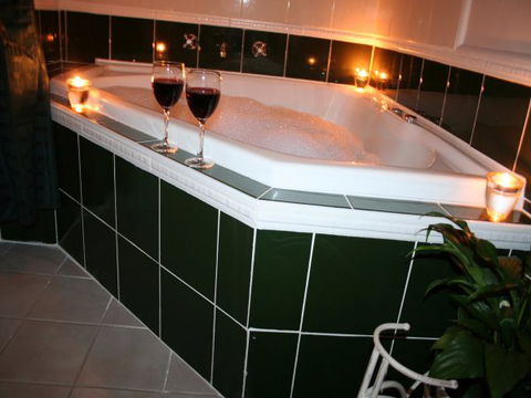 Lotus Lodges: Hush Cottage & Charmed Cabin - Accommodation Main Beach 1