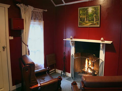 Lotus Lodges: Hush Cottage & Charmed Cabin - Accommodation Main Beach 2