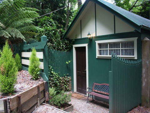 Lotus Lodges: Hush Cottage & Charmed Cabin - Accommodation Main Beach 4