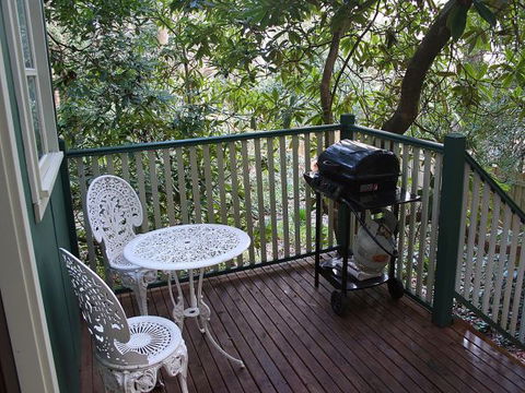 Lotus Lodges: Hush Cottage & Charmed Cabin - Accommodation Main Beach 5