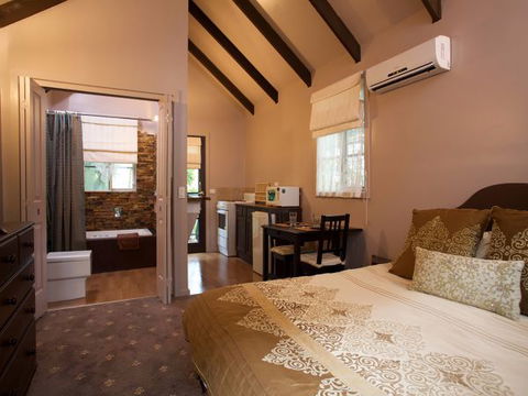 Lotus Lodges: Hush Cottage & Charmed Cabin - Accommodation Main Beach 6