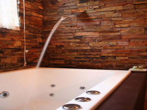 Lotus Lodges: Hush Cottage & Charmed Cabin - Accommodation Main Beach 7