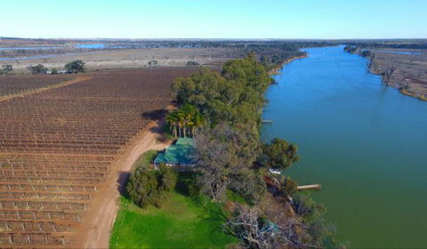 Mundic Waterfront Cottages - Accommodation Main Beach 0