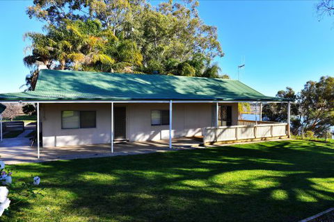 Mundic Waterfront Cottages - Accommodation Main Beach 1