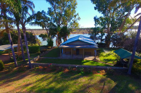 Mundic Waterfront Cottages - Accommodation Main Beach 2