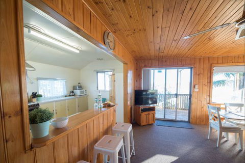 Mundic Waterfront Cottages - Accommodation Main Beach 4