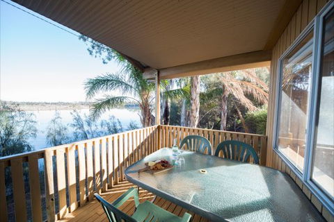 Mundic Waterfront Cottages - Accommodation Main Beach 5
