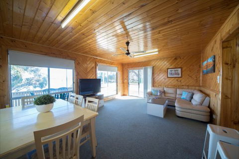 Mundic Waterfront Cottages - Accommodation Main Beach 6