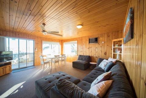Mundic Waterfront Cottages - Accommodation Main Beach 8