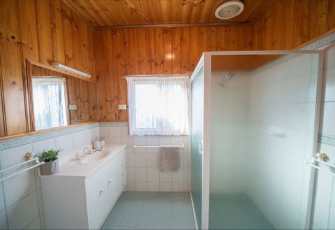 Mundic Waterfront Cottages - Accommodation Main Beach 9