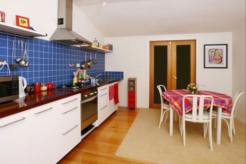Oakhill Cottage - Accommodation Main Beach 2