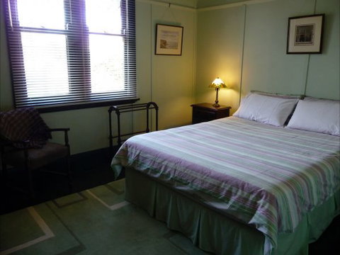 Prater's Cottage - Accommodation Main Beach 1