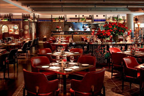 QT Melbourne - Accommodation Main Beach 1