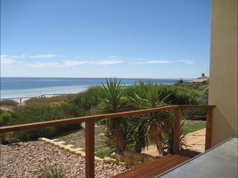 Sandcastles - Accommodation Main Beach 2