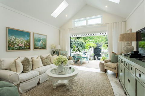 Stylish Interiors In The Bay - Accommodation Main Beach 0