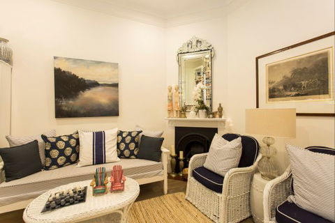 Stylish Interiors In The Bay - Accommodation Main Beach 1