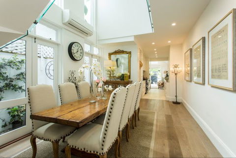 Stylish Interiors In The Bay - Accommodation Main Beach 2